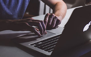 数字浪潮下，电子商务正经历深刻变革，既有现状的挑战，也有未来发展的机遇。